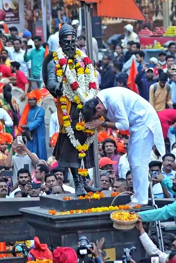Sambhaji Raje: An emotional tweet of Sambhaji Raje with a photo of him bowing before Maharaj